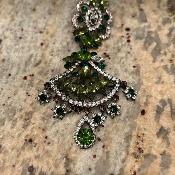 Woman's gorgeous sparkly crystal earring. It's only women earring. Faux crystals - Picture 5 of 10